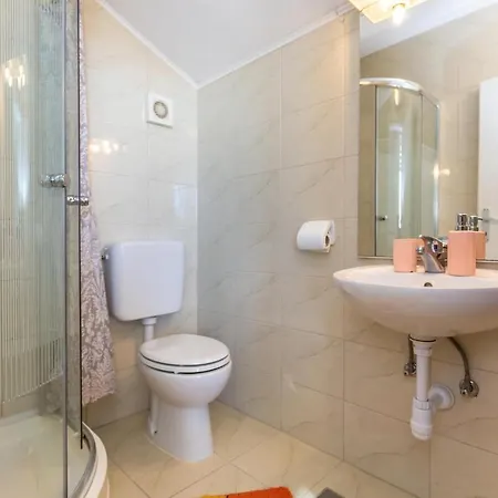 בית נופש 3 Bedroom Lovely In מאקרסקה