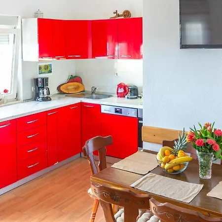 בית נופש 3 Bedroom Lovely In מאקרסקה