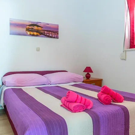 בית נופש 3 Bedroom Lovely In מאקרסקה