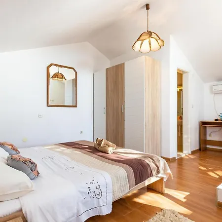 3 Bedroom Lovely In בית נופש מאקרסקה