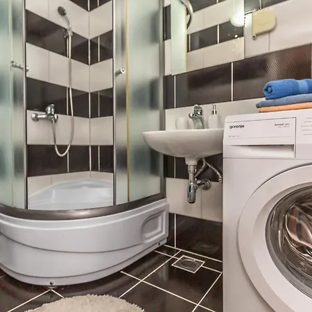 בית נופש 3 Bedroom Lovely In מאקרסקה