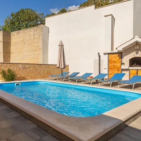 3 Bedroom Lovely In Holiday home Makarska