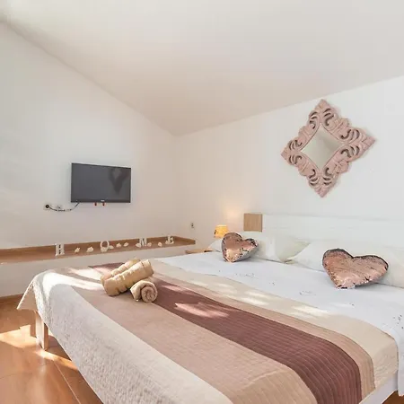 3 Bedroom Lovely In Nyaraló Makarska