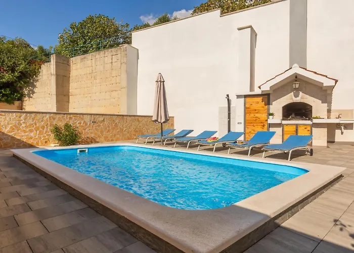 3 Bedroom Lovely In בית נופש מאקרסקה