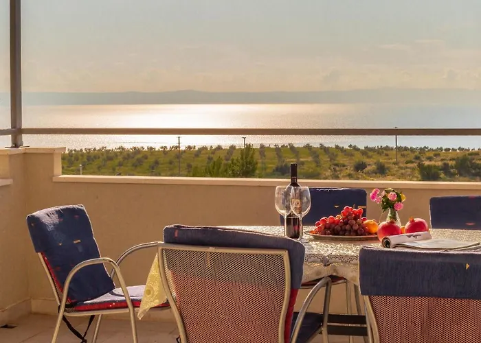 Holiday home 3 Bedroom Lovely In Makarska