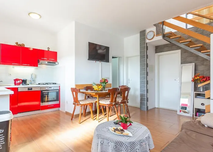 3 Bedroom Lovely In Makarska