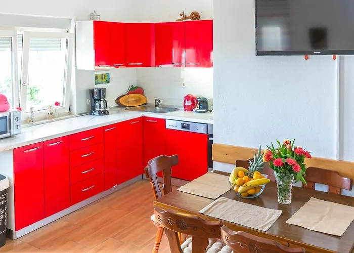 בית נופש 3 Bedroom Lovely In מאקרסקה