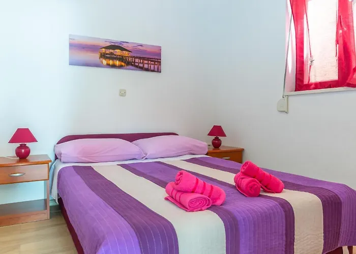 בית נופש 3 Bedroom Lovely In מאקרסקה