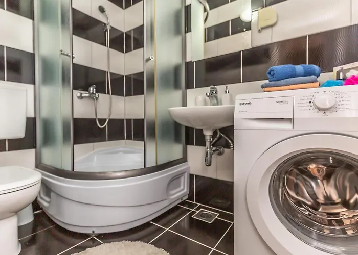 בית נופש 3 Bedroom Lovely In מאקרסקה