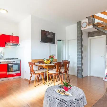 3 Bedroom Lovely In Makarská